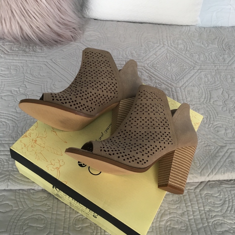 Restricted open toe boots - Picture 2 of 3